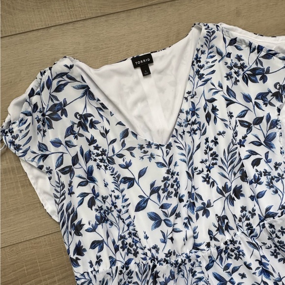 Torrid Blue and White Floral Top - Picture 2 of 4